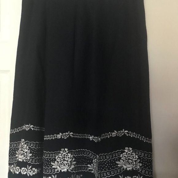TAILOR B MOSS: BLUE  SKIRT WITH WHITE EMBROIDERY SIZE 10 - Picture 1 of 1